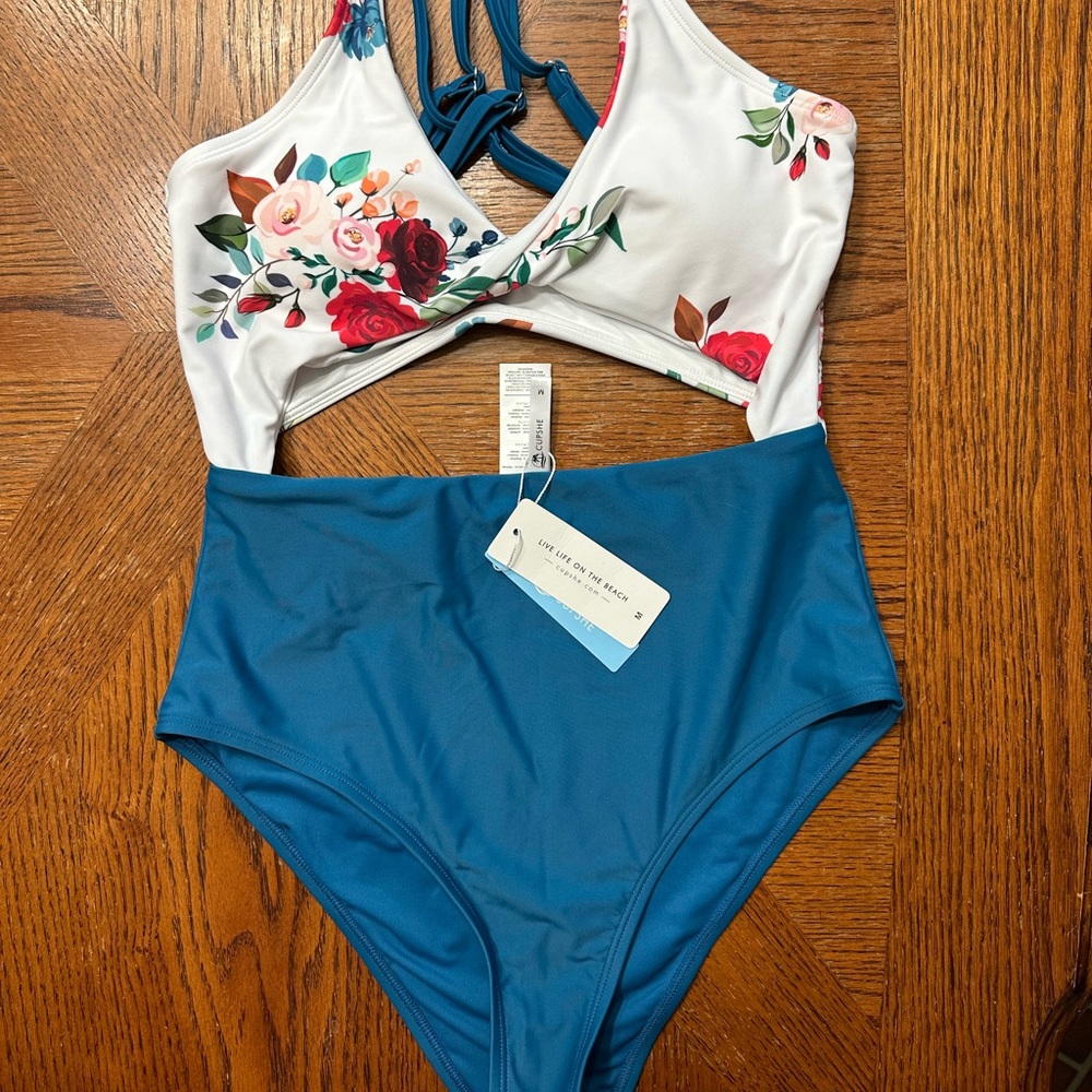 Cupshe NWT gorgeous bathing includes water repellent cell phone holder